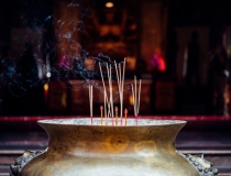 超度法事：在家烧香需要注意了，不要惹上了其他的东西在