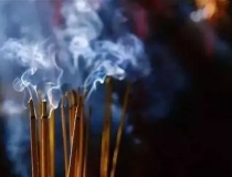 婴灵超度：打胎的孩子灵魂去哪儿了 他们变成婴灵 黏在母亲