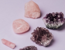 旺姻缘：招桃花的石头有什么 戴上这些 桃花运滚滚来