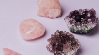 旺姻缘：招桃花的石头有什么 戴上这些 桃花运滚滚来