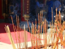 超度法事：梦见上坟烧纸是什么意思呢？来看看周公解梦