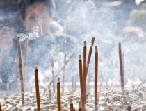 超度法事：拜佛烧香用的香很讲究你的的一定要看