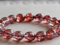 旺姻缘：石榴石招桃花，男女佩戴有很大的差别