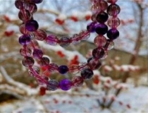 旺姻缘：男的佩戴什么招桃花运？戴上它,异性缘拦都拦不住