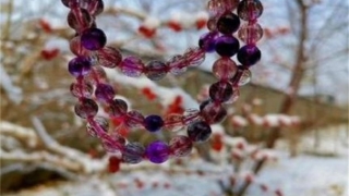 旺姻缘：男的佩戴什么招桃花运？戴上它,异性缘拦都拦不住