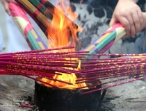 超度法事：中元节给去世的人烧纸，希望亲人能开心快乐