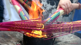 超度法事：中元节给去世的人烧纸，希望亲人能开心快乐