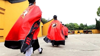 超度法事：烧纸钱、烧纸人的由来，很多人都不明白