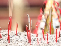 超度法事：做梦在烧纸钱，不同的人梦见坟前烧纸不同