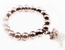 旺姻缘：男人戴什么招桃花