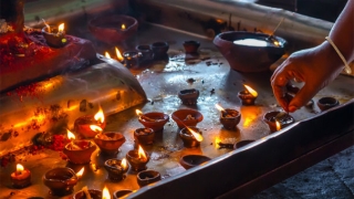 超度法事：烧纸人的讲究有很多，不是随便在路边烧纸钱