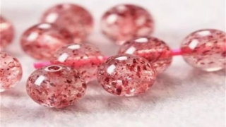 旺姻缘：粉晶戴哪只手招桃花？这些讲究你要知道